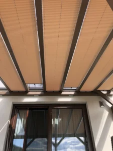 Interiérové plisse v zimnej záhrade ako ochranný prvok pred slnkom a teplom.