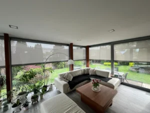 Exteriérové screenové rolety na zimnej záhrade.