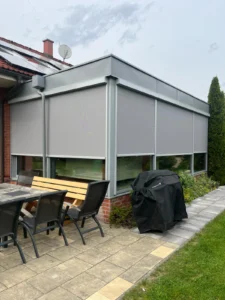 Screenové rolety zimnej záhrady v sivej farbe.