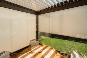 Bioklimatická pergola so zasklením a screenovými roletami.
