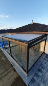 Exteriérové tienenie zimnej záhrady systémom veranda.