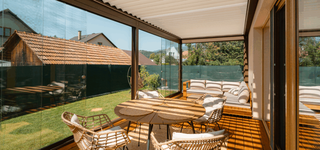 Bioklimatická pergola so sklenenými posuvnými stenami