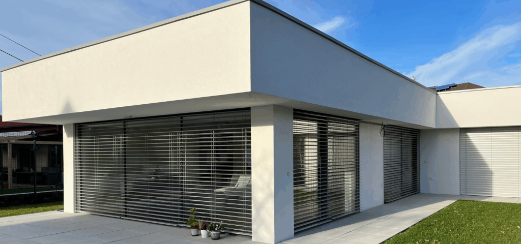 Exteriérové žalúzie na bungalove s modernou architektúrou